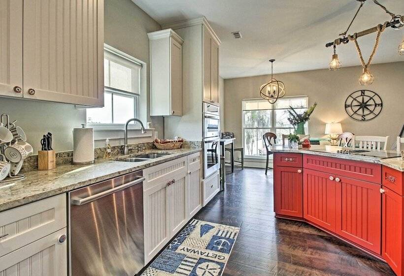 Waterfront Colonels Island Home: Shared Dock!