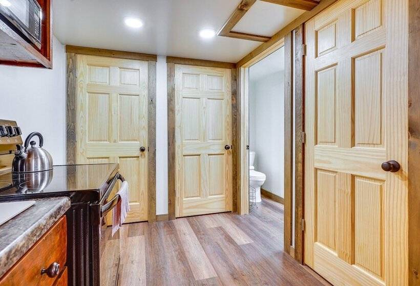 Cozy Howard Cabin: Hike, Hunt + Fish!