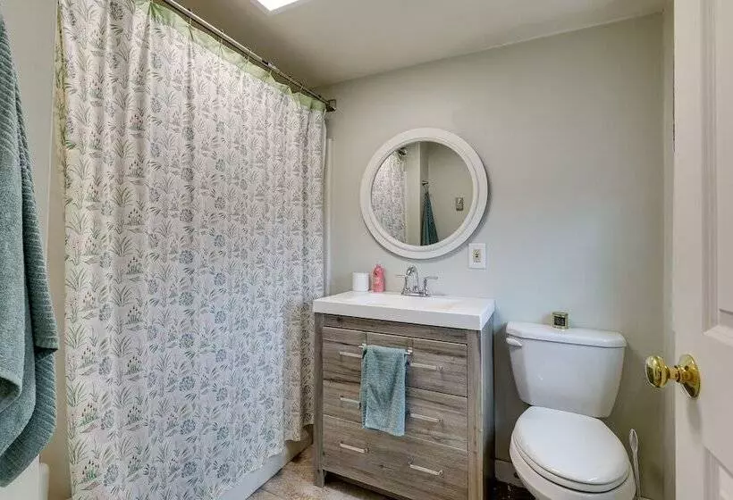 Expansive Wilmot Escape W/ Deck Near Skiing!