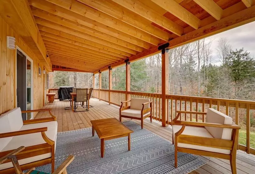 Expansive Wilmot Escape W/ Deck Near Skiing!
