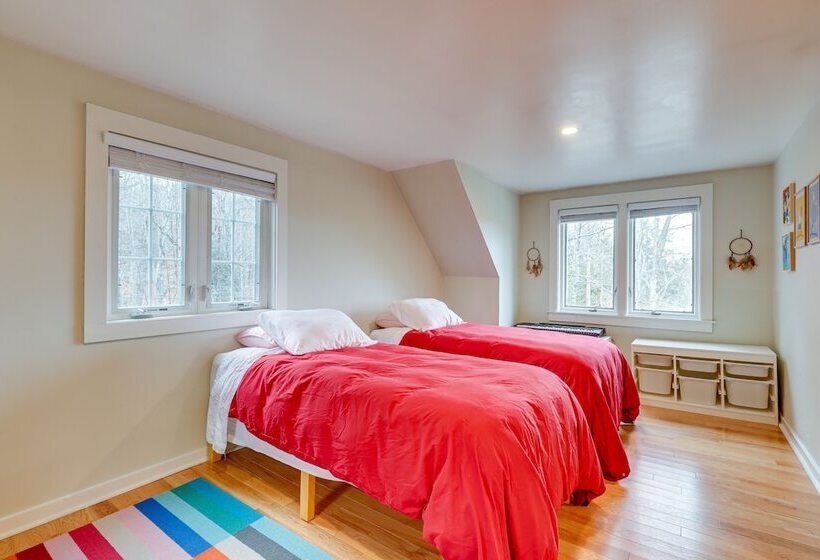 Expansive Wilmot Escape W/ Deck Near Skiing!