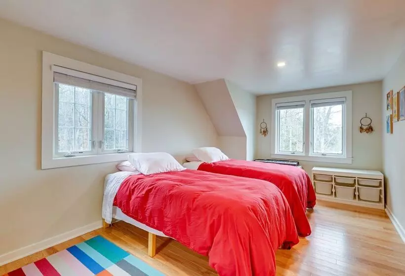 Expansive Wilmot Escape W/ Deck Near Skiing!