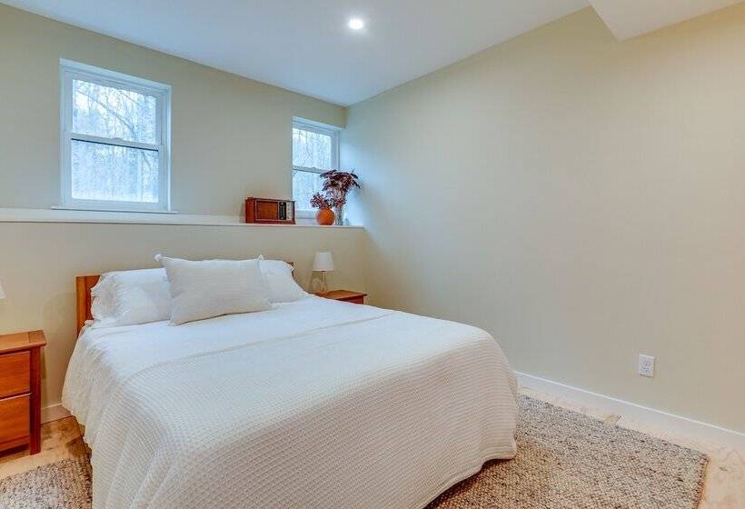 Expansive Wilmot Escape W/ Deck Near Skiing!