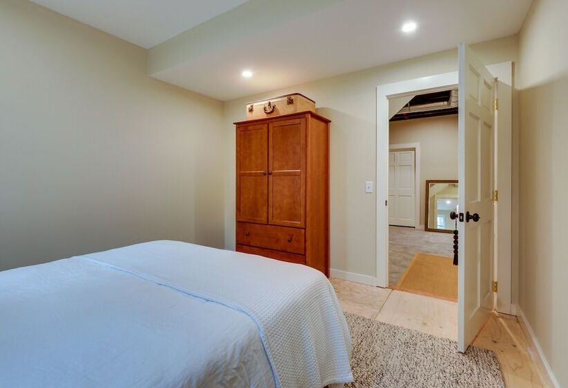 Expansive Wilmot Escape W/ Deck Near Skiing!