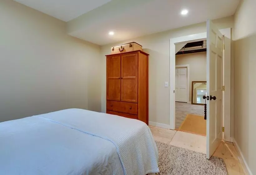 Expansive Wilmot Escape W/ Deck Near Skiing!