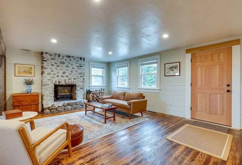 Expansive Wilmot Escape W/ Deck Near Skiing!