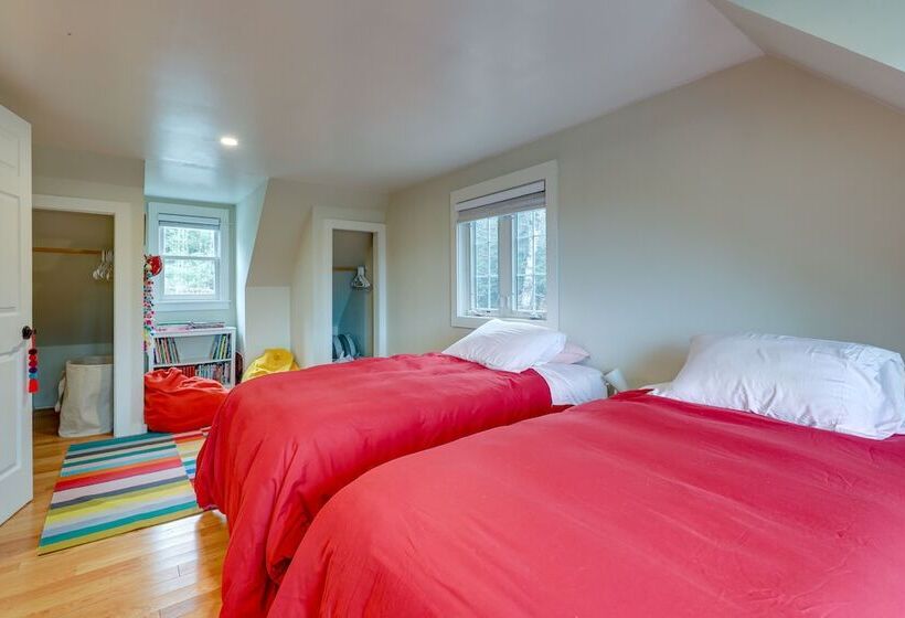 Expansive Wilmot Escape W/ Deck Near Skiing!