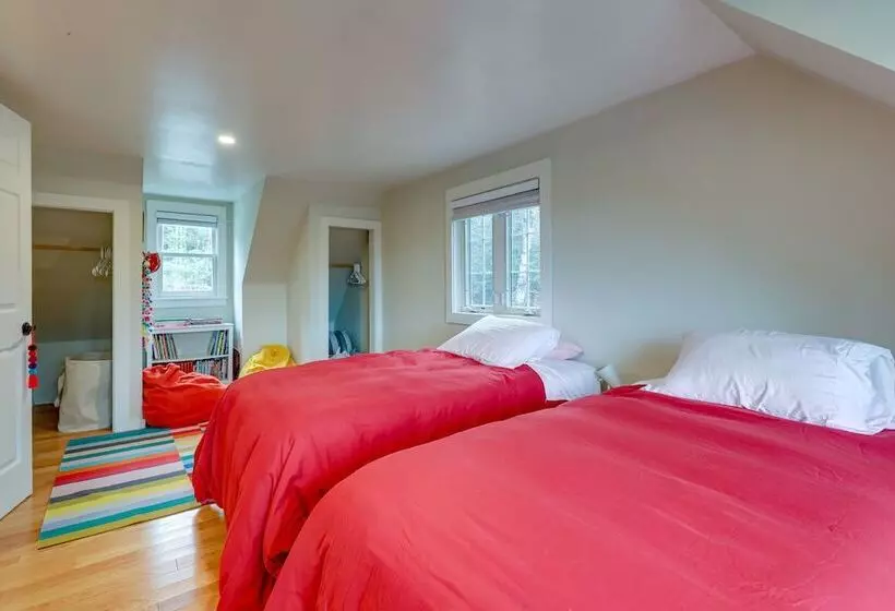 Expansive Wilmot Escape W/ Deck Near Skiing!