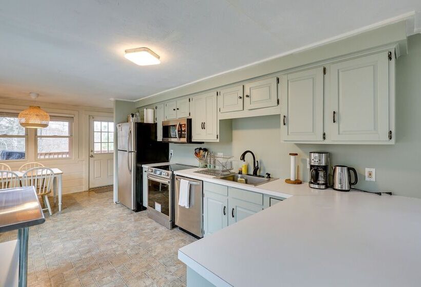 Expansive Wilmot Escape W/ Deck Near Skiing!