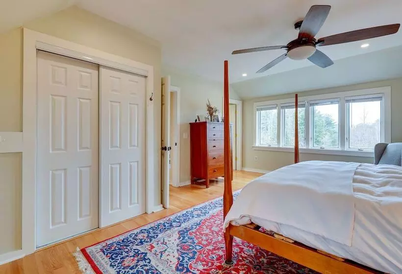 Expansive Wilmot Escape W/ Deck Near Skiing!