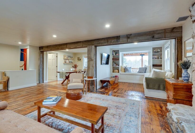 Expansive Wilmot Escape W/ Deck Near Skiing!