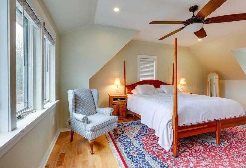 Expansive Wilmot Escape W/ Deck Near Skiing!