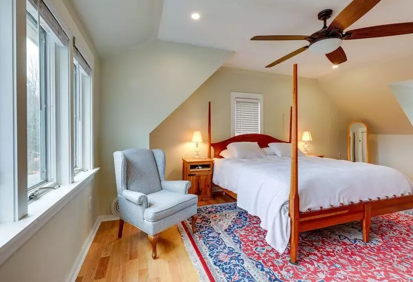 Expansive Wilmot Escape W/ Deck Near Skiing!