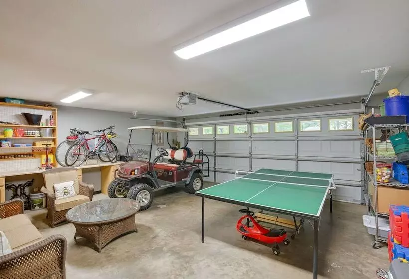 Holly Lake Retreat W/ 3 Community Pools & Yard