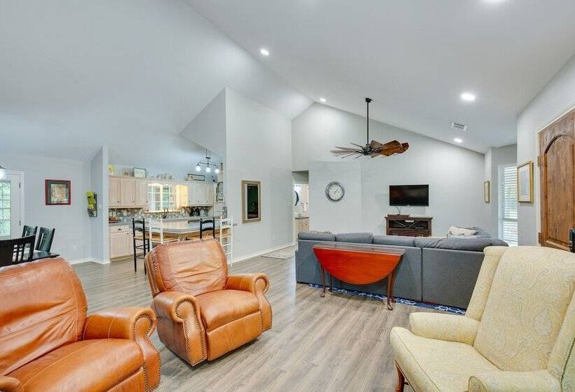 Holly Lake Retreat W/ 3 Community Pools & Yard