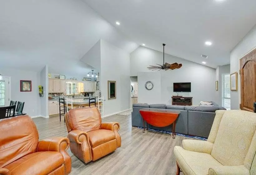 Holly Lake Retreat W/ 3 Community Pools & Yard