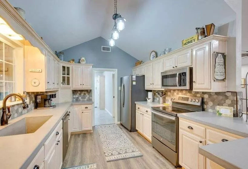 Holly Lake Retreat W/ 3 Community Pools & Yard