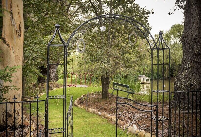 בית מלון כפרי The Vale Penrose