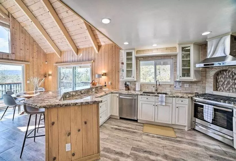 Lake Arrowhead Cabin: Private Deck & Hot Tub!