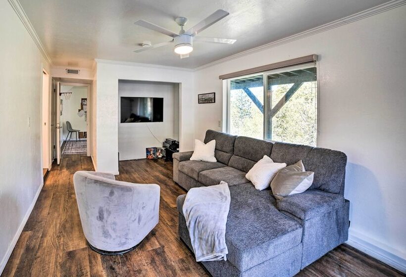 Lake Arrowhead Cabin: Private Deck & Hot Tub!