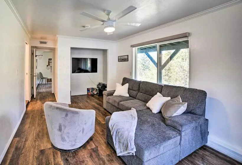 Lake Arrowhead Cabin: Private Deck & Hot Tub!