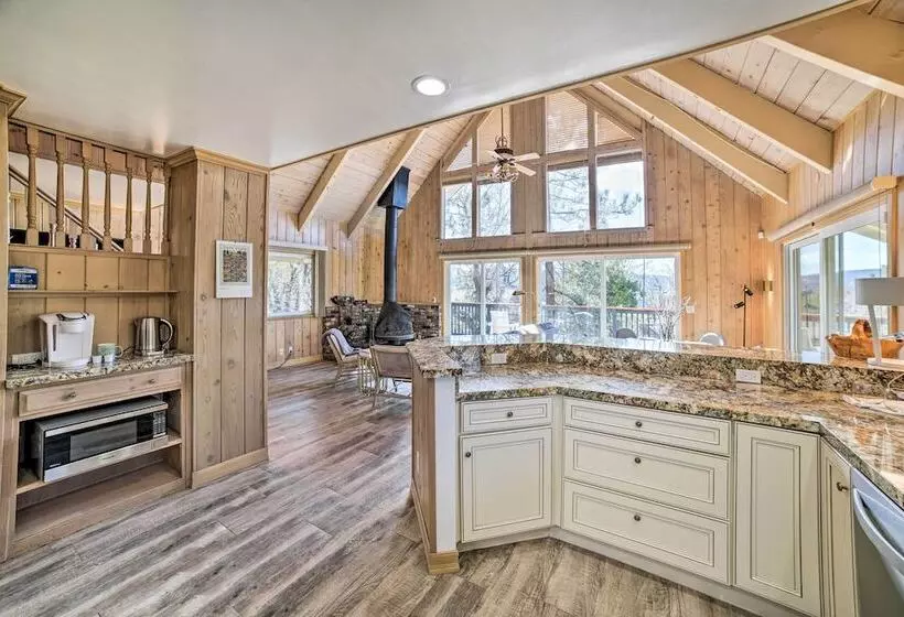 Lake Arrowhead Cabin: Private Deck & Hot Tub!