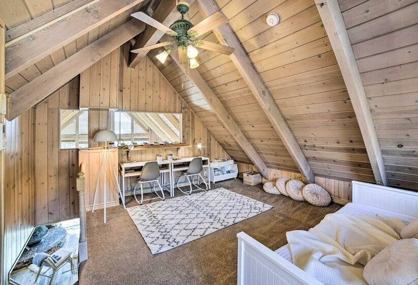 Lake Arrowhead Cabin: Private Deck & Hot Tub!