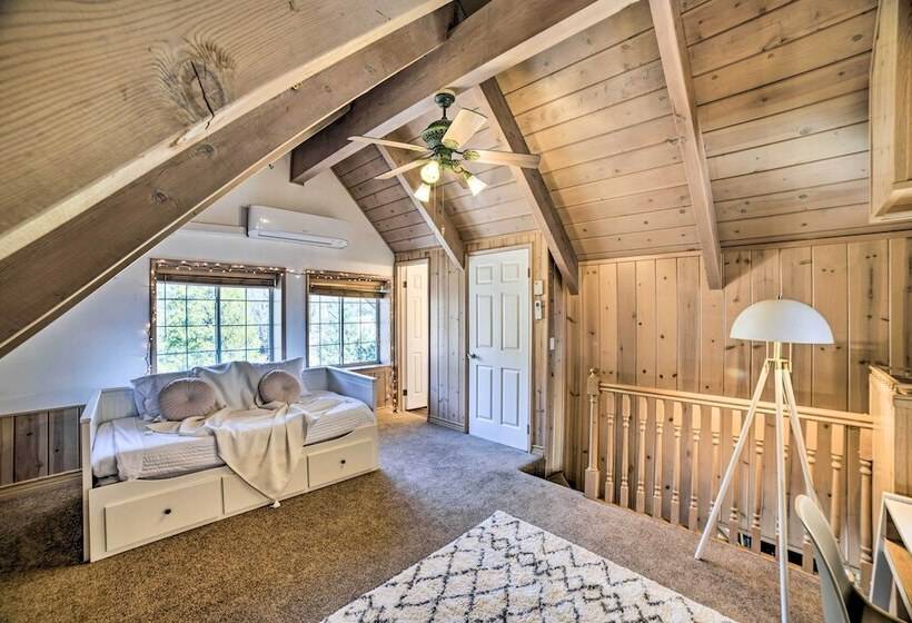 Lake Arrowhead Cabin: Private Deck & Hot Tub!