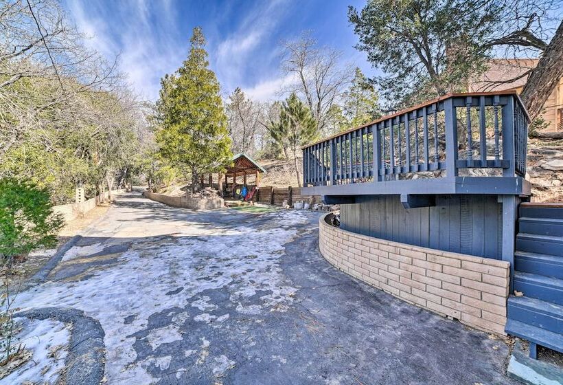 Lake Arrowhead Cabin: Private Deck & Hot Tub!