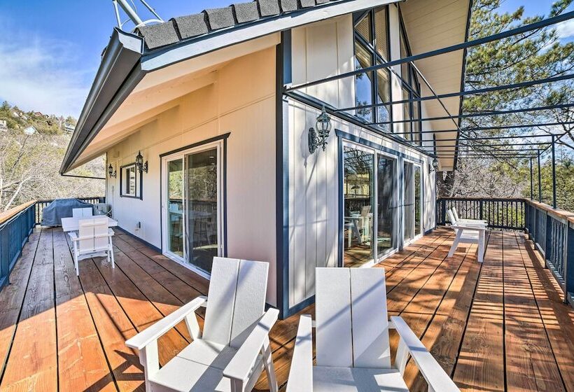 Lake Arrowhead Cabin: Private Deck & Hot Tub!