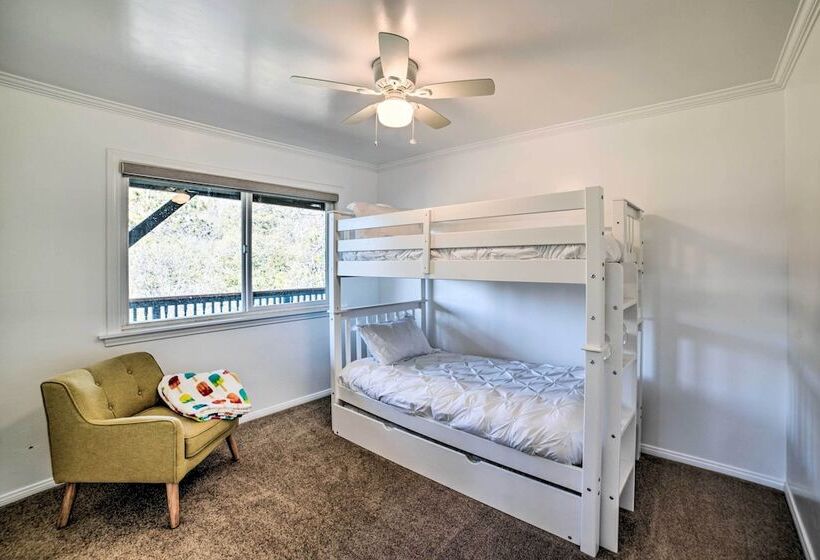 Lake Arrowhead Cabin: Private Deck & Hot Tub!