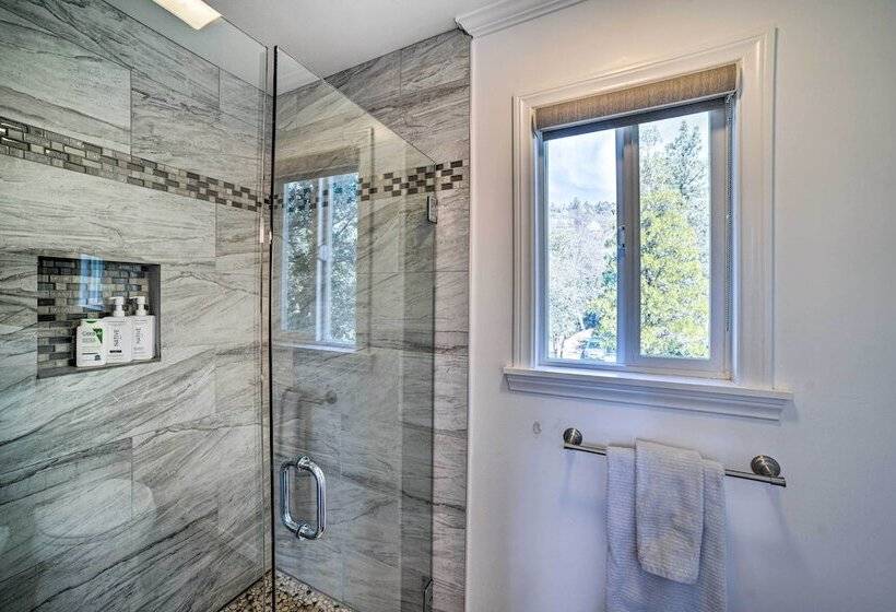 Lake Arrowhead Cabin: Private Deck & Hot Tub!