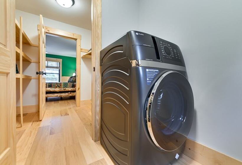 Modern Cabin W/ Hot Tub & Sacandaga Lake Access!