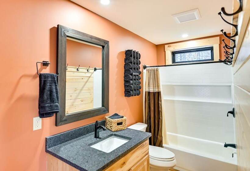 Modern Cabin W/ Hot Tub & Sacandaga Lake Access!