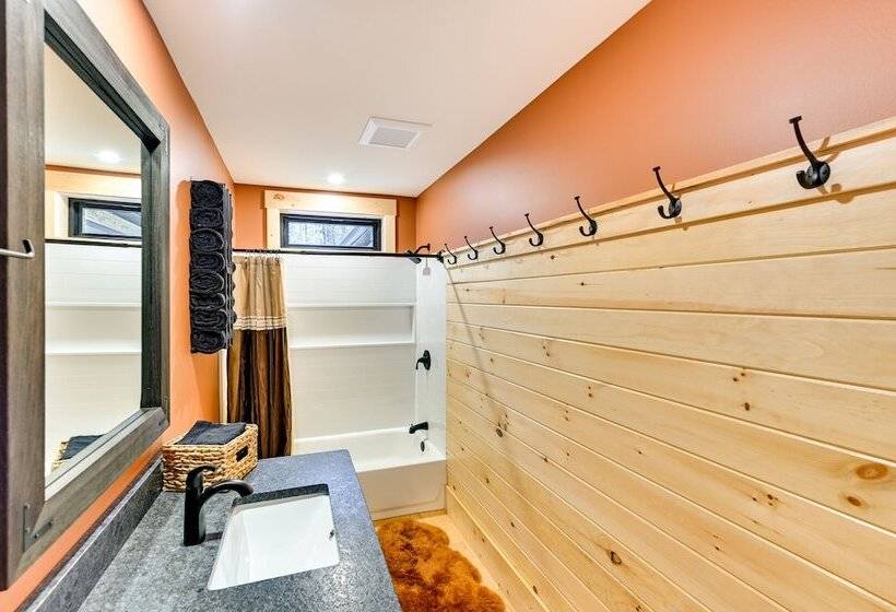 Modern Cabin W/ Hot Tub & Sacandaga Lake Access!