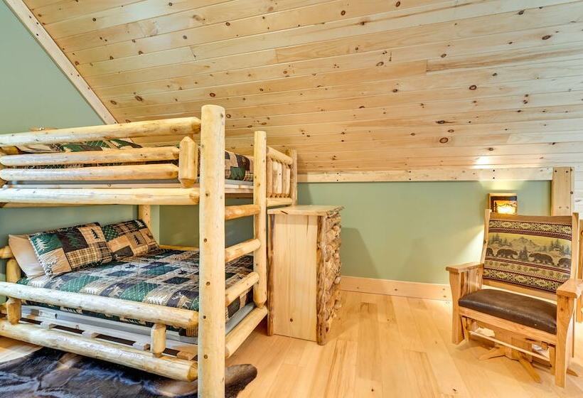 Modern Cabin W/ Hot Tub & Sacandaga Lake Access!