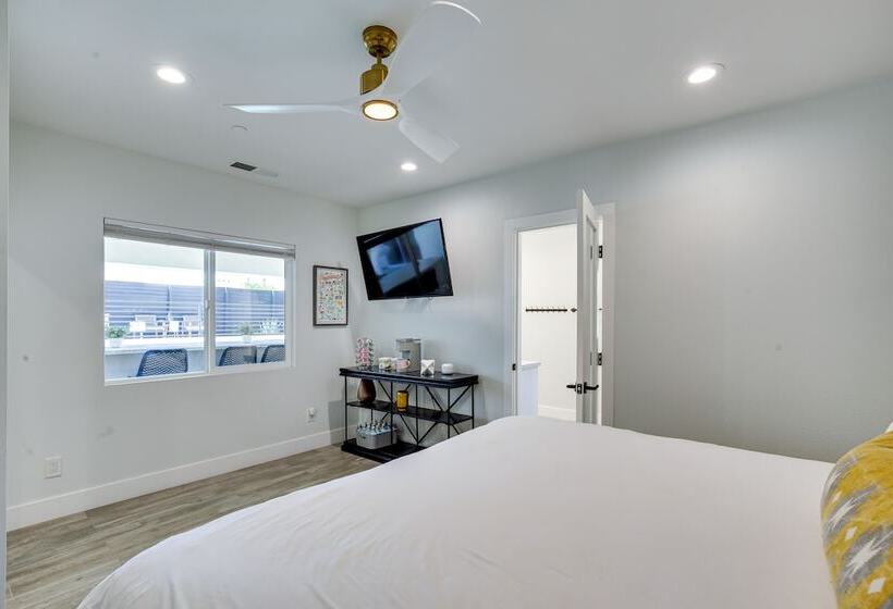 Modern Palm Springs Home W/ Pool & Gas Fire Pit!