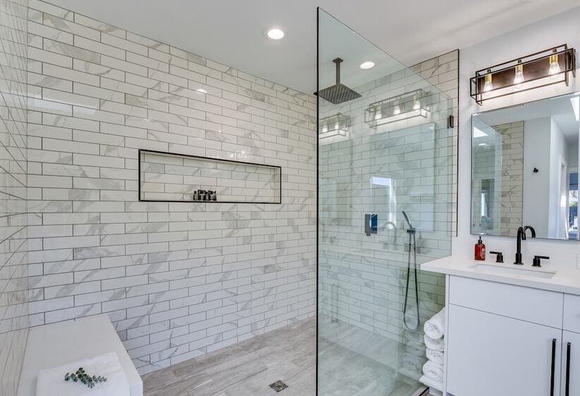 Modern Palm Springs Home W/ Pool & Gas Fire Pit!