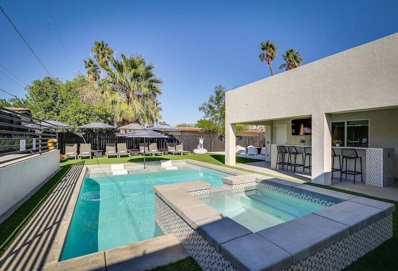 Modern Palm Springs Home W/ Pool & Gas Fire Pit!