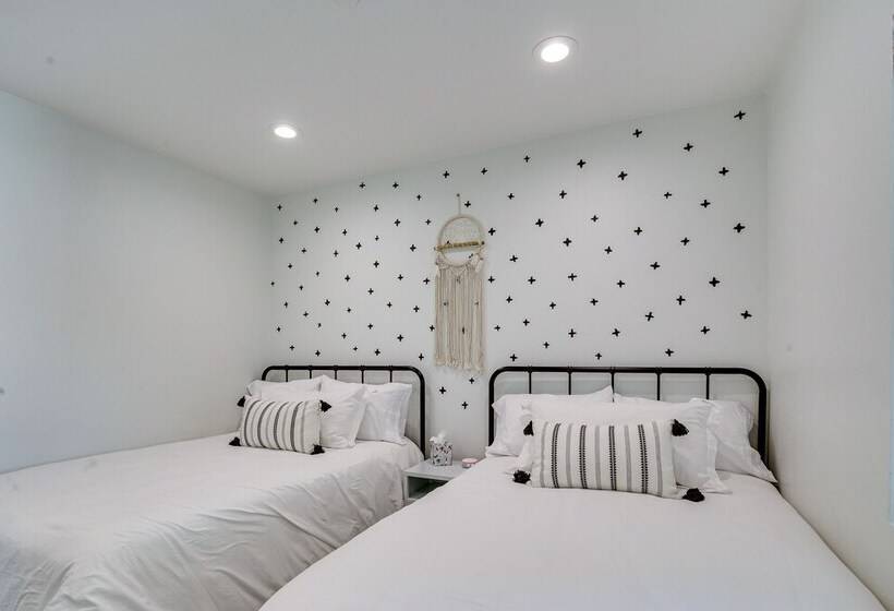 Modern Palm Springs Home W/ Pool & Gas Fire Pit!