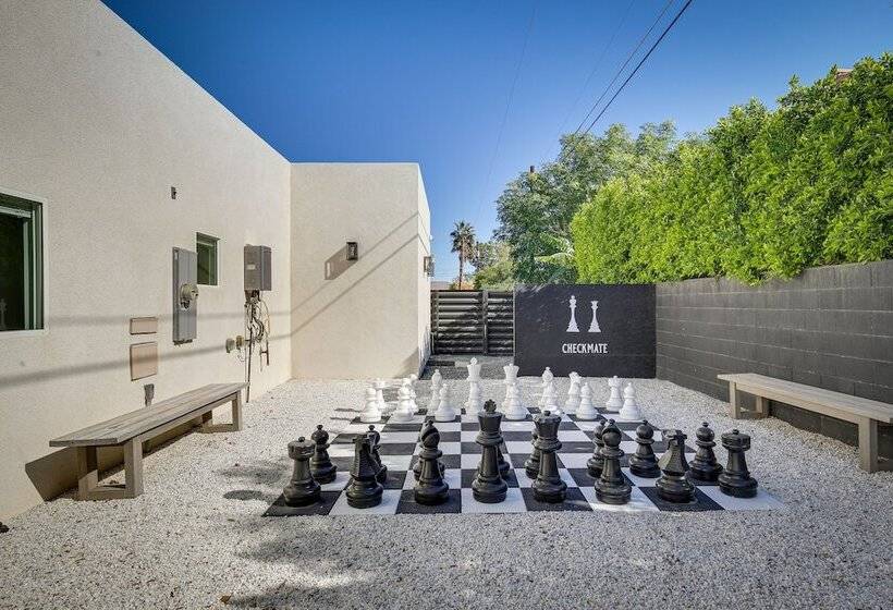 Modern Palm Springs Home W/ Pool & Gas Fire Pit!