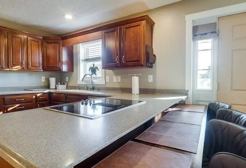 Peaceful Russell Springs Home W/ Fire Pit & Pond!