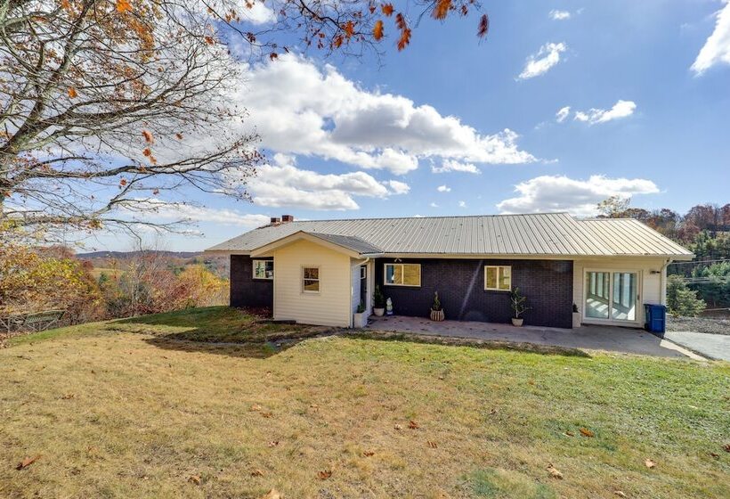 Pet Friendly Boone Home W/ Scenic Mountain Views!