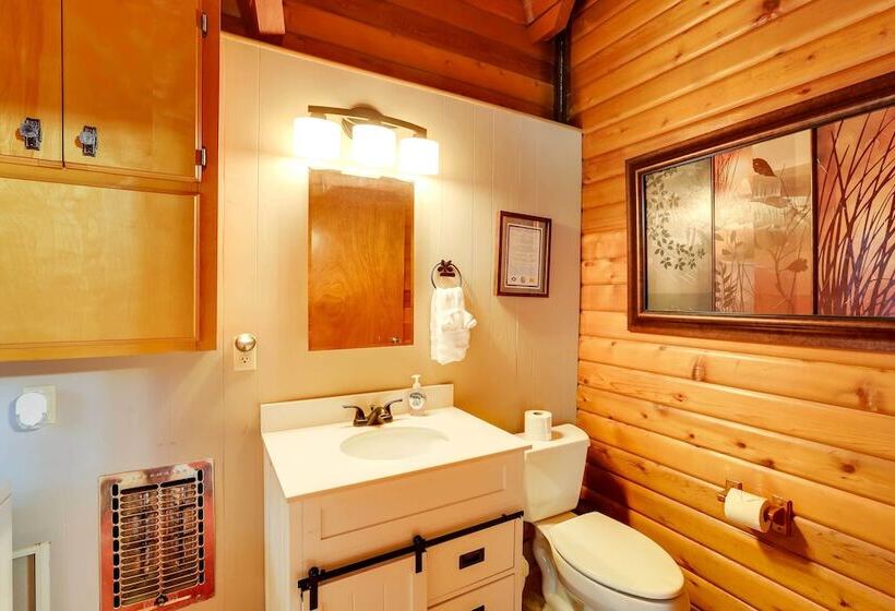 Pet Friendly Cabin W/ Fire Pit & Game Room!