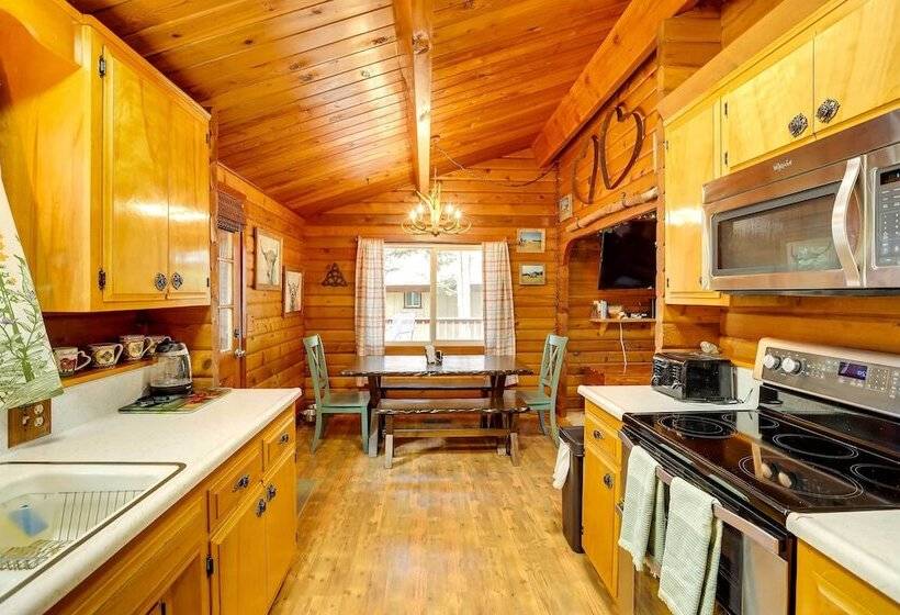 Pet Friendly Cabin W/ Fire Pit & Game Room!