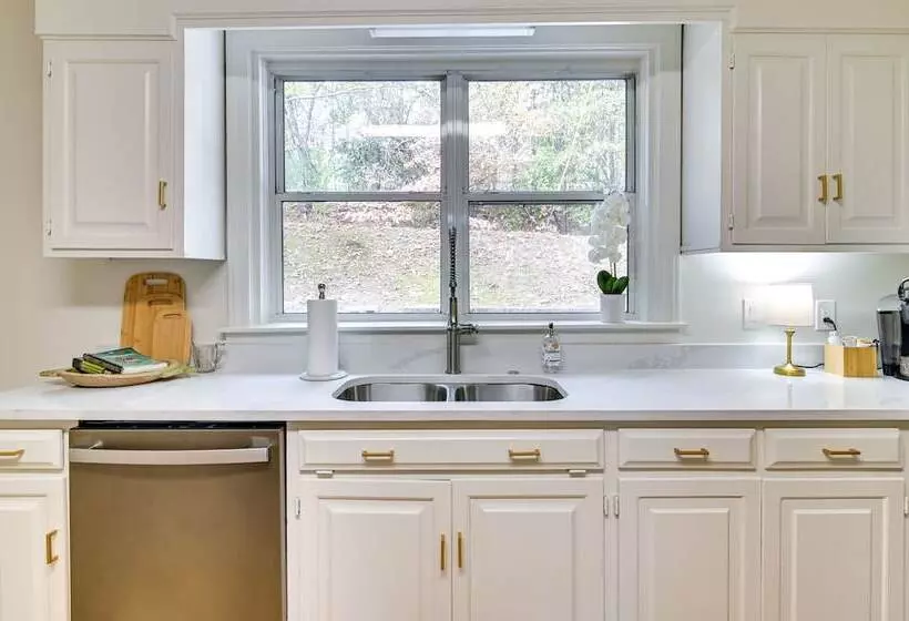 Centrally Located Home ~ Steps To Oxford Square!