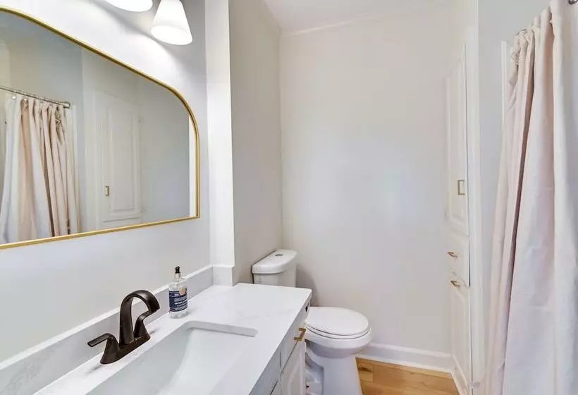 Centrally Located Home ~ Steps To Oxford Square!