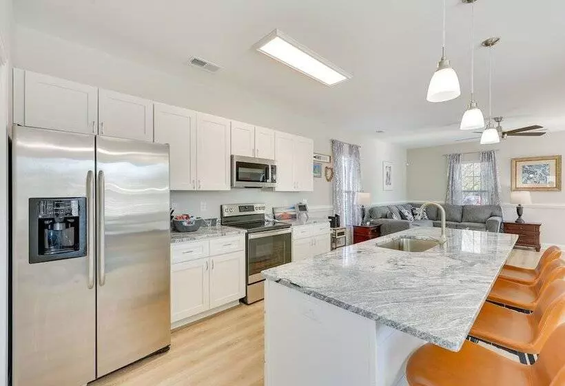 Pet Friendly Wilmington Home   2 Mi To Riverwalk