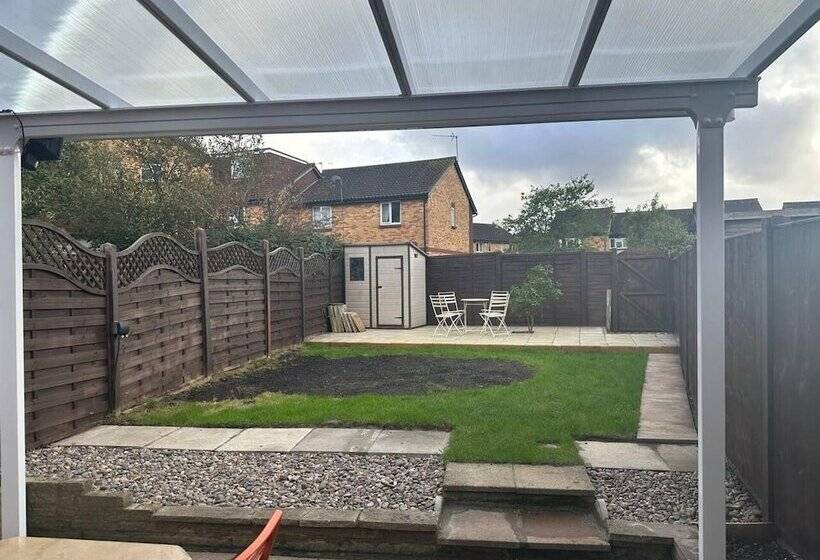 إقامة Remarkable 2 Bed House In Northolt