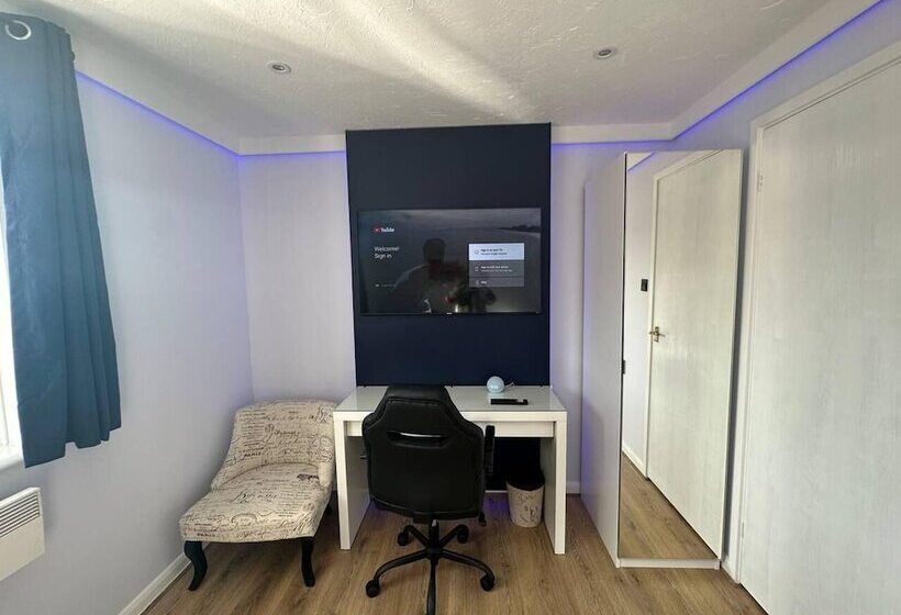 إقامة Remarkable 2 Bed House In Northolt